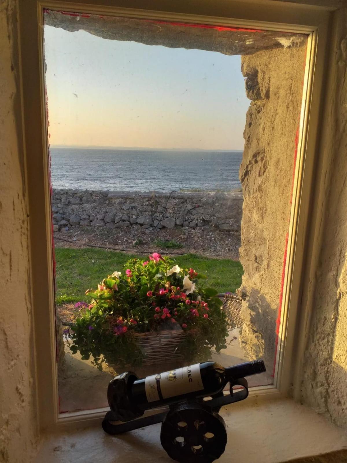 1844 Seascape Cottage Is Located On The Wild Atlantic Way Fanore Luaran gambar
